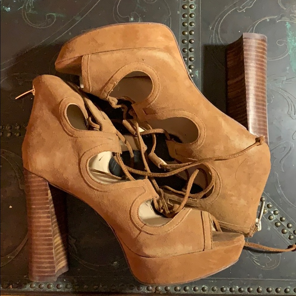 Vince Camuto Suede Platform Heel Sandals，EUC
